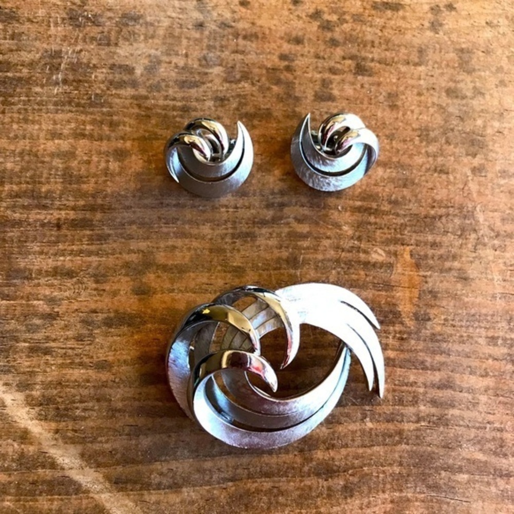 Vintage Trifari Brooch & Clip on Earrings